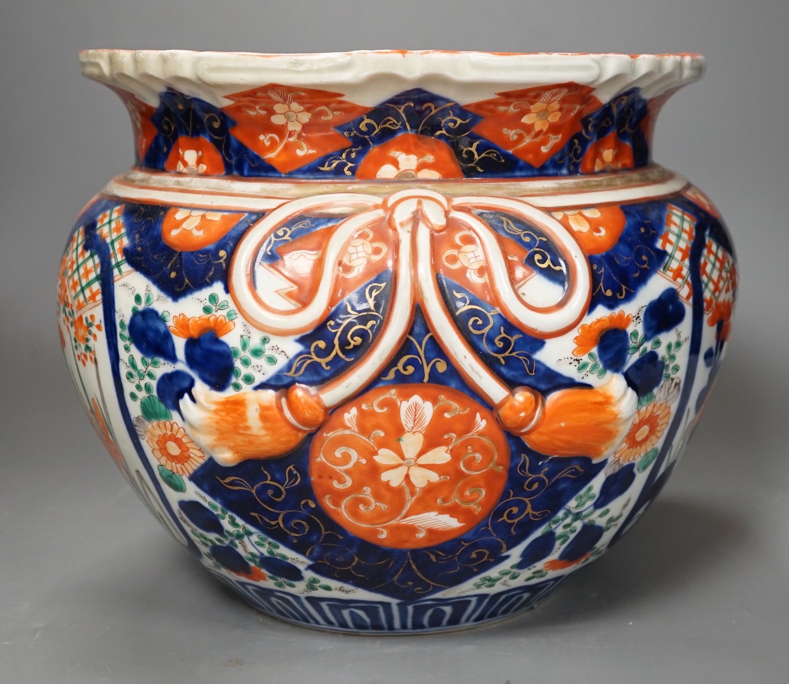 A late 19th century Japanese Imari jardiniere, 23cm
